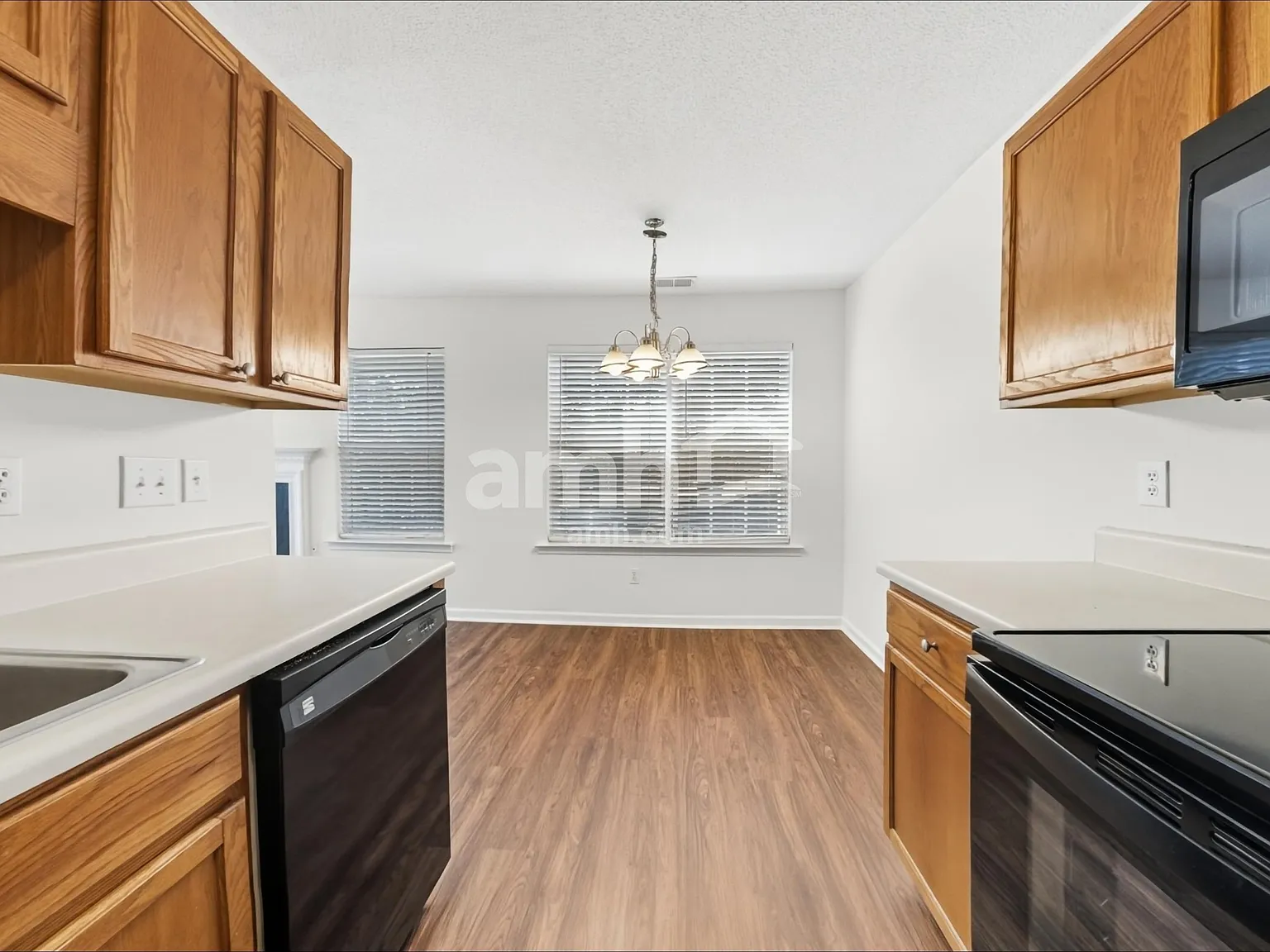 3 bed, 2.5 bath, 1360 sqft, $1,830 — Photo 3
