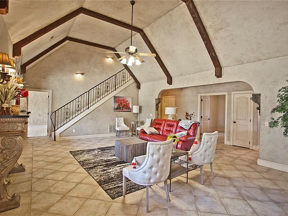 4th image of 303 SW Chardonnay Blvd