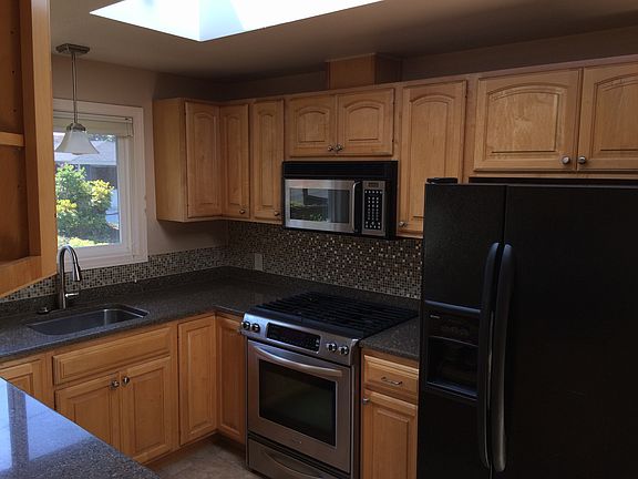 Kitchen, Quartz Countertops, Gas Stove