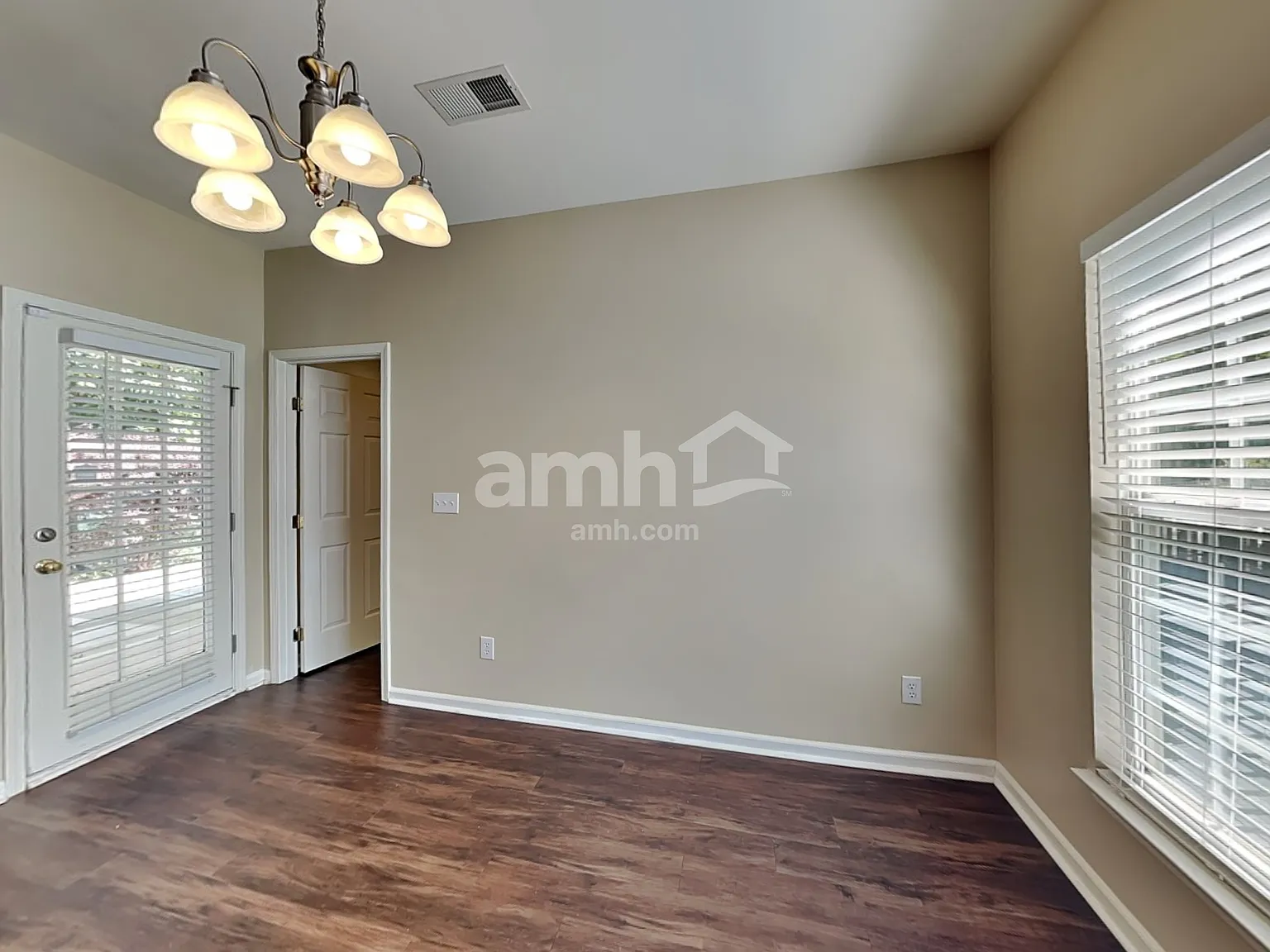 3 bed, 2.5 bath, 2300 sqft, $2,470 — Photo 4