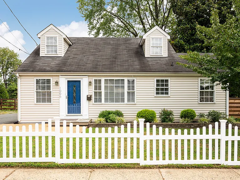1006 Avon St — Photo 3