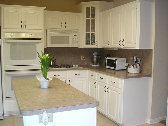 Spacious kitchen with plenty of storage!