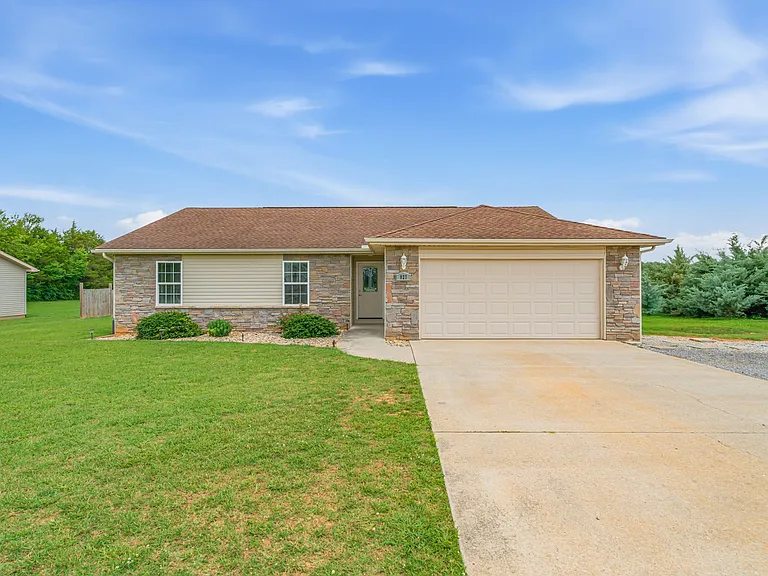 927 Mossy Grove Ln — Photo 1