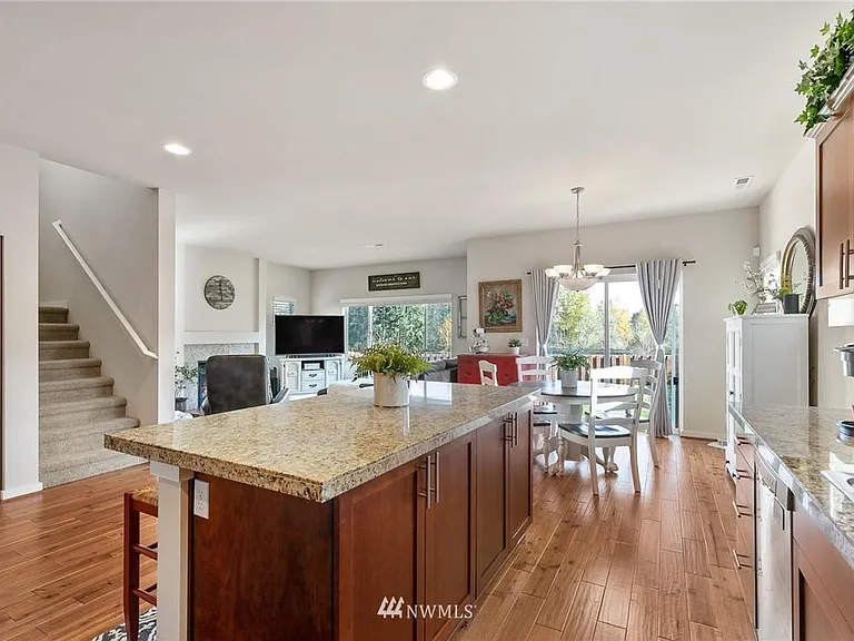 6422 Victoria Ave SE — Photo 5