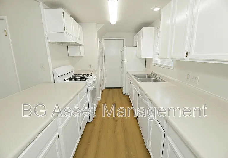 810 3rd St — Photo 4