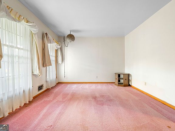 4th image of 111 Irvin St