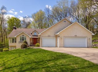 1360 Parkview Dr, Chaska, MN 55318