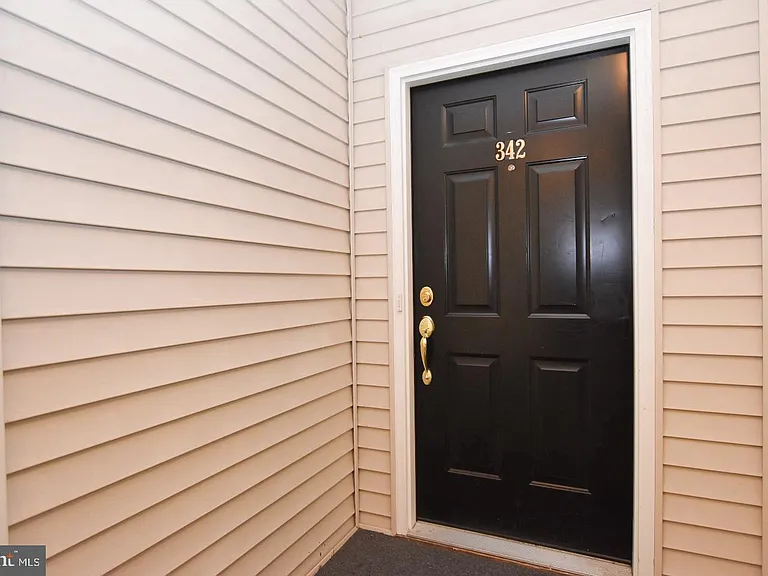 342 Nicholas Dr — Photo 3