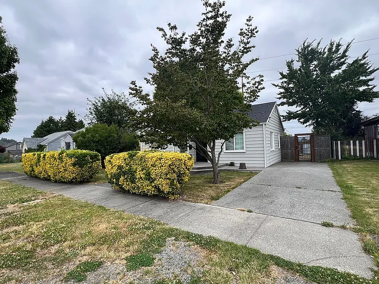 2231 E Wright Ave — Photo 4