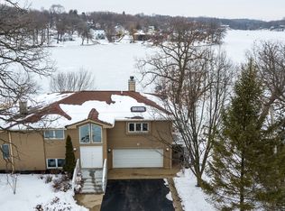 3 W Woodland Rd, Oakwood Hills, IL 60013