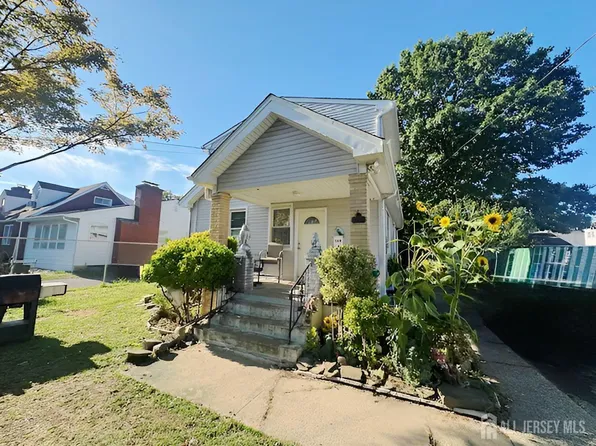 988 Elmer Pl, North Brunswick, NJ 08902