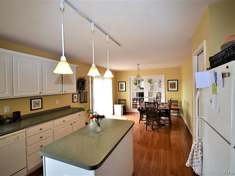 4890 Spring Meadow Dr — Photo 7