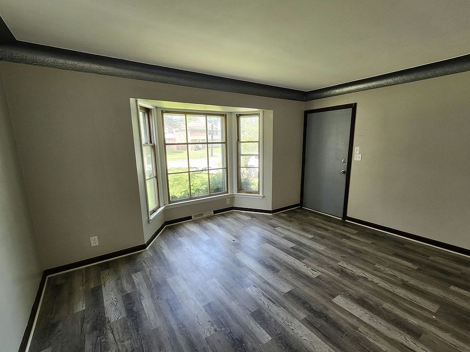 Entrance - Living Room