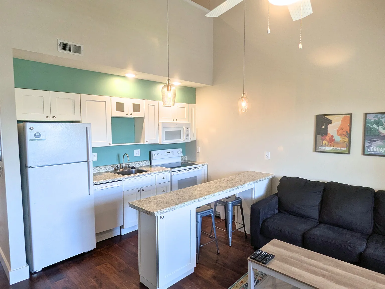 2 bed, 885 sqft, $1,765 — Photo 1