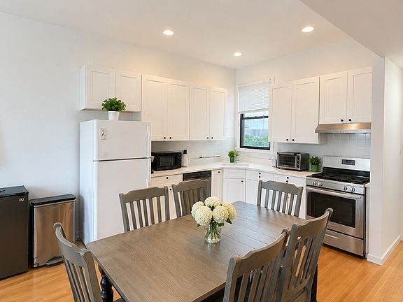 5th image of 944 N Orleans St APT 301