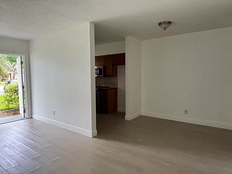 1916 SW 11th St #5 — Photo 5