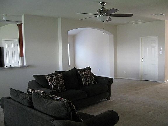  HUGE LIVING ROOM WITH HIGH CEILINGS AND S/S DESIGNER CEILING FAN.