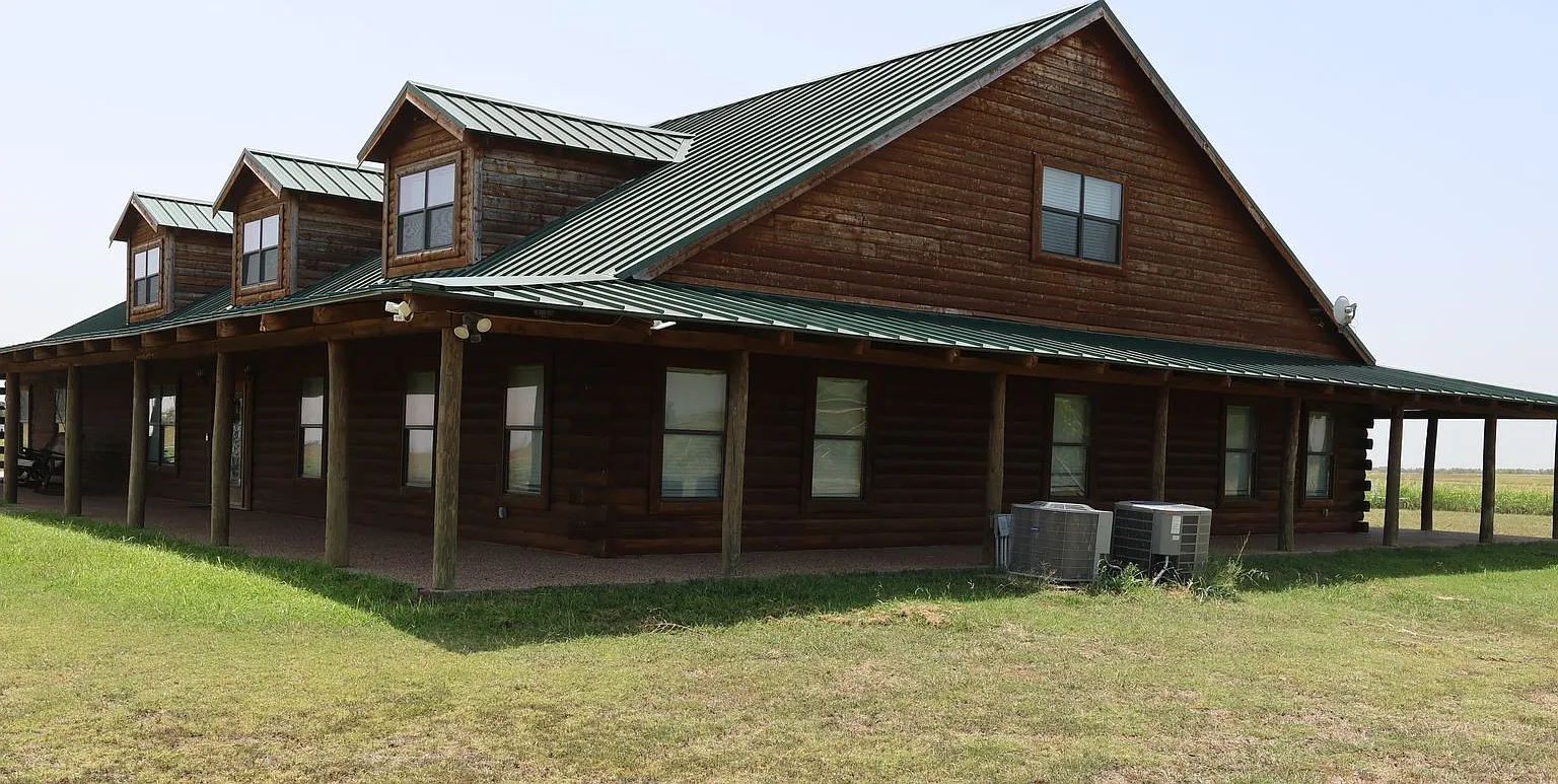 4 Bed 3.5 Bath with 11.5 Acres in Krum — Photo 4