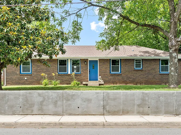 219 Kirby Dr — Photo 1