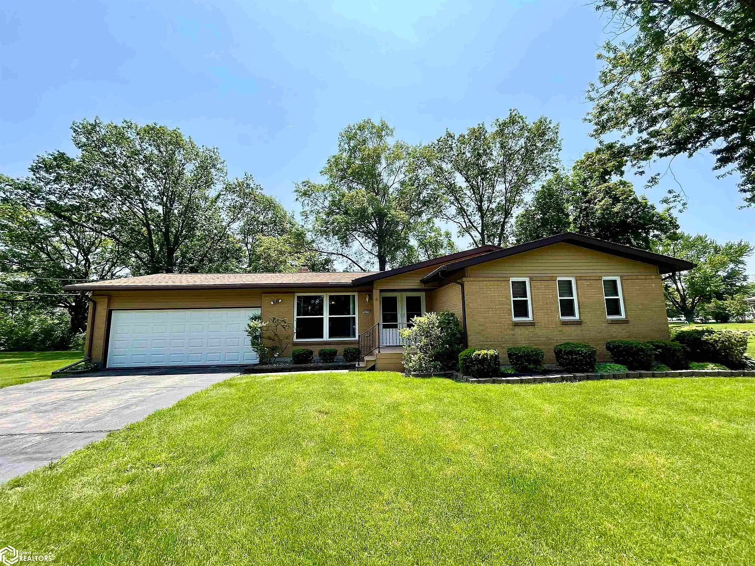 3325 Country Club Ln photo 1