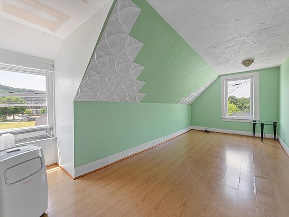 5th image of 8 Oak Hill Street