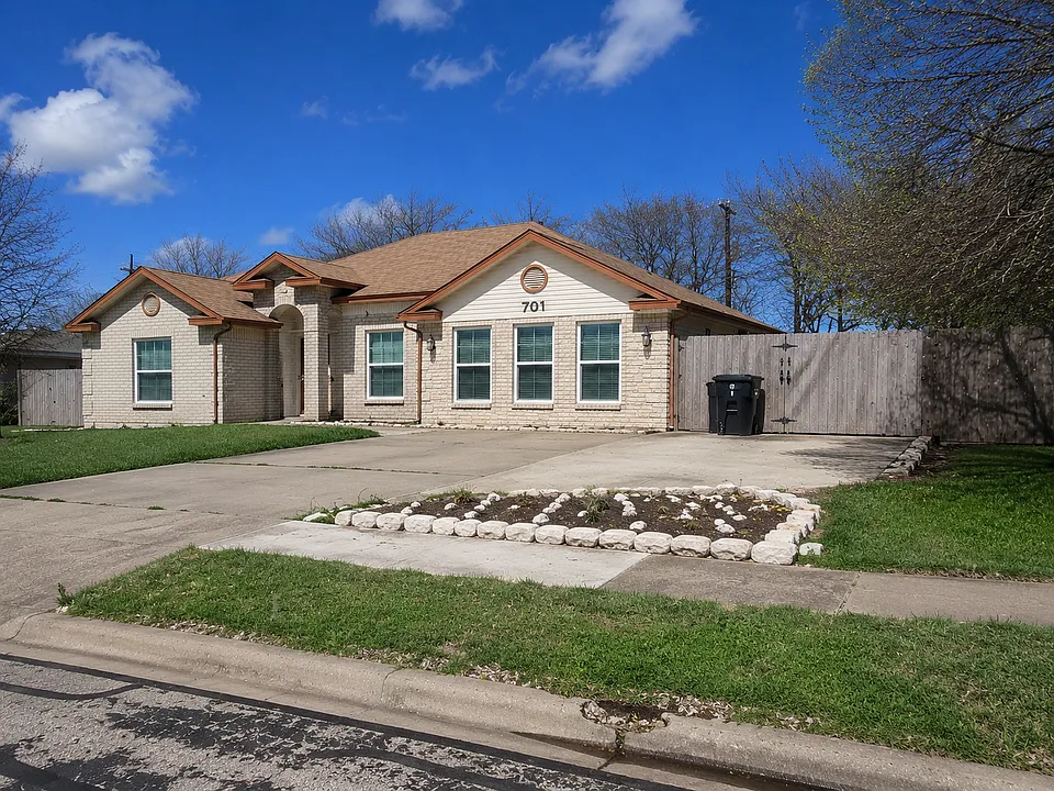 701 Lisa Ln