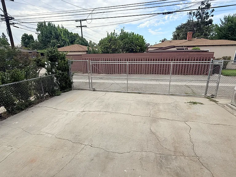 4112 W Victory Blvd — Photo 25