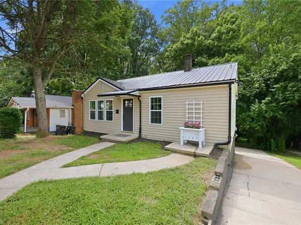 1304 Thurmond St, Winston Salem, NC 27105