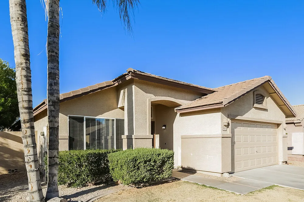 4 bed, 2.0 bath, 1685 sqft, $2,255 — Photo 3