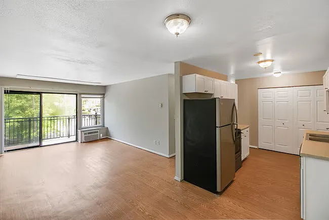 Renaissance Apartments — Photo 4