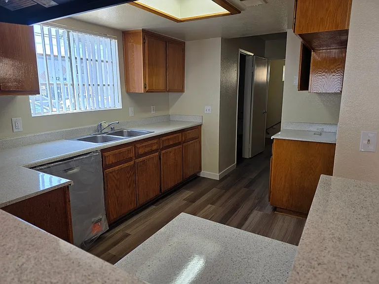 DNY9329 — Photo 3