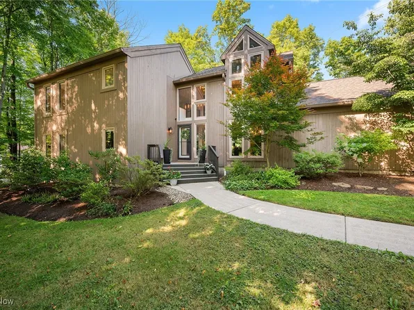 135 Southwyck Dr, Chagrin Falls, OH 44022