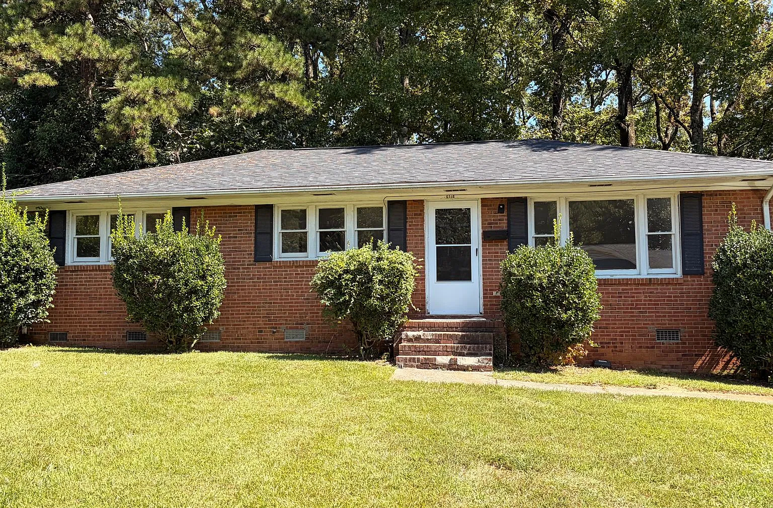 Spacious 3 bedroom 2 bathroom house — Photo 1