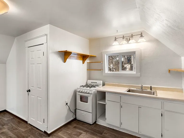 32 N Chestnut St #103 — Photo 5