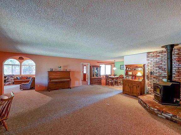 2nd image of 3225 Hill Crest Dr