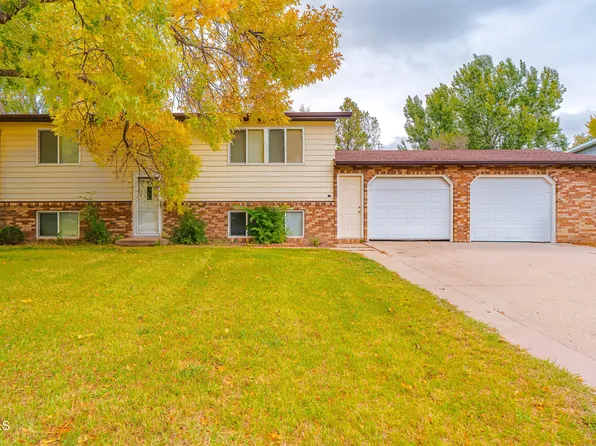 26 Carlin Dr, Bismarck, ND 58504