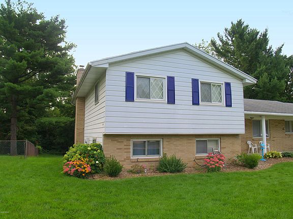 3rd image of 1740 Waterbury Dr SE