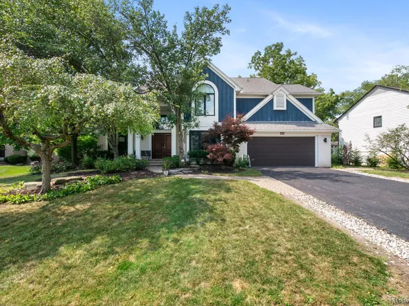 7367 Village Square Dr, West Bloomfield, MI 48322