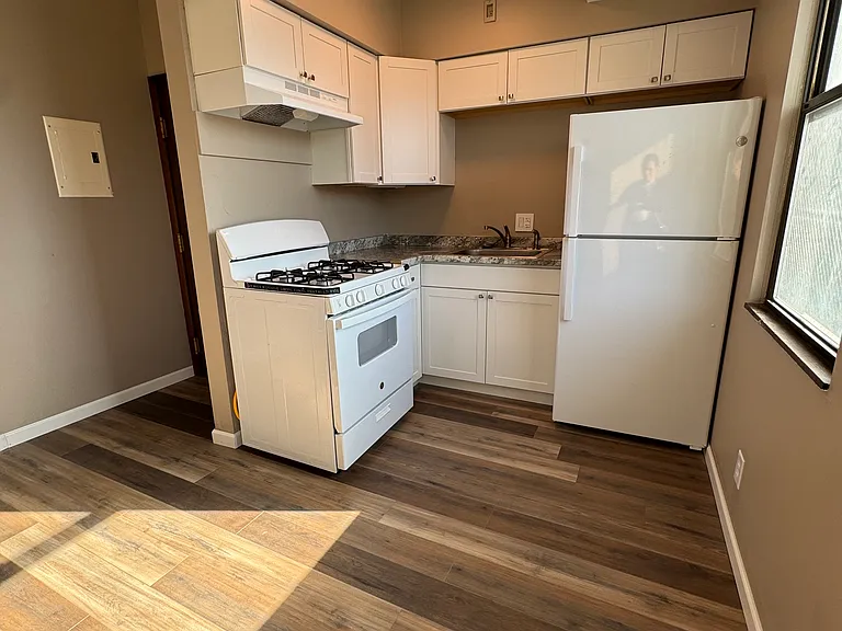 2905 Glenmore Ave #8 — Photo 4