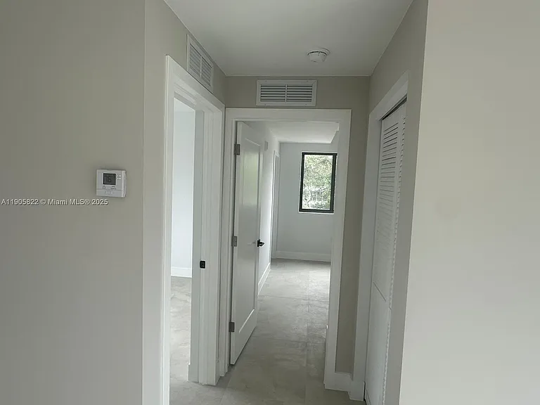 5423 NE Miami Ct #7 — Photo 8