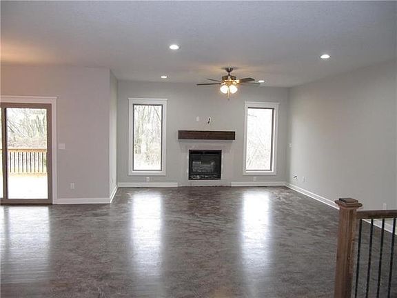 3rd image of 907 NW Lindenwood Dr