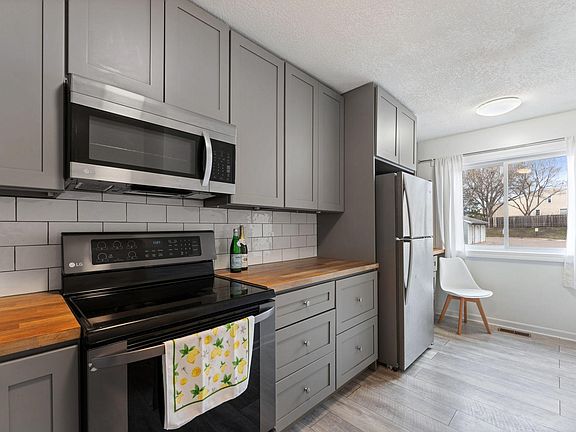 2nd image of 421 Robert St S
