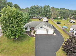 3167 Lakeview Dr, Suamico, WI 54173