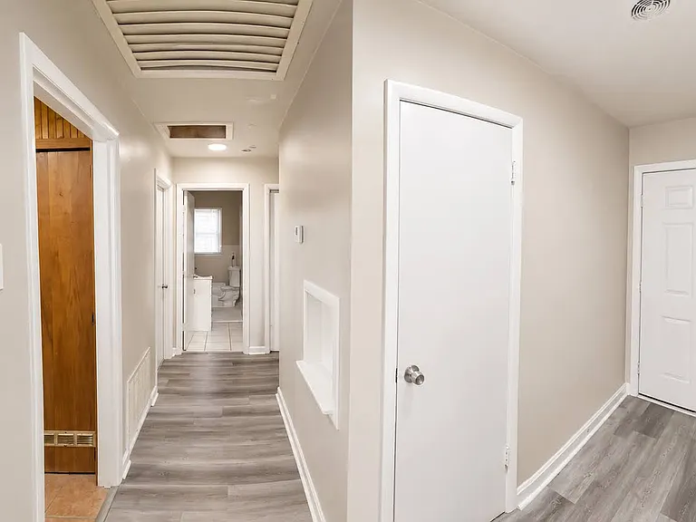 406 W 52nd St #406 — Photo 16
