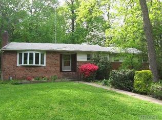 10 Saxon Ct, Glen Cove, NY 11542