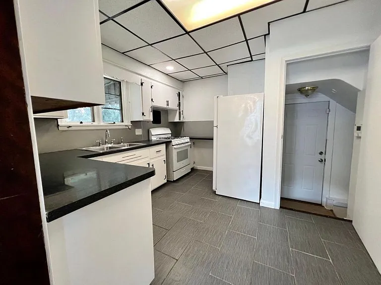 1114 Underwood Ave — Photo 3