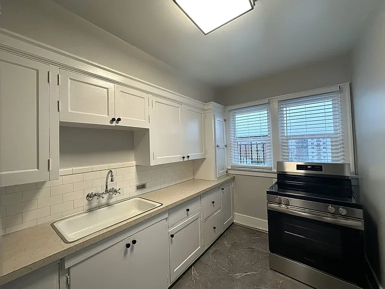 Belmont - 13 Unit — Photo 3