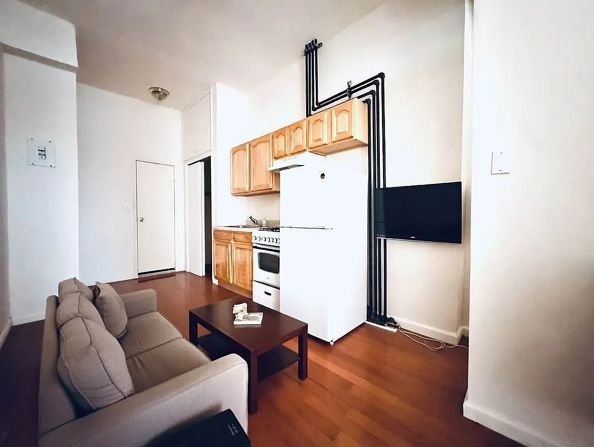 Building Photo - 344 E 9th St #1