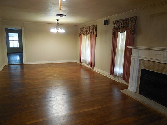 3rd image of 609 W Main St