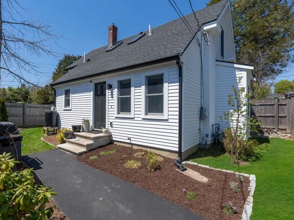 39 Topsfield Rd, Ipswich, MA 01938